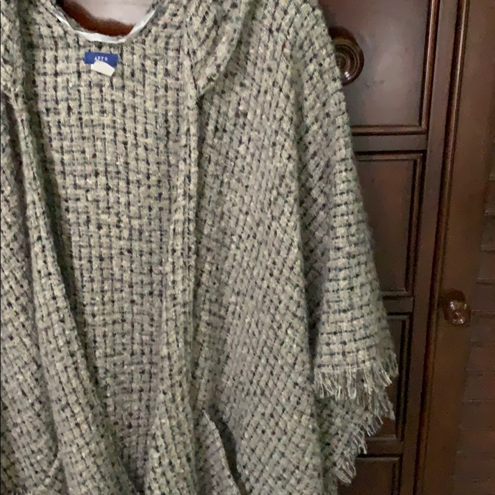 Hooded Poncho - Picture 3 of 5